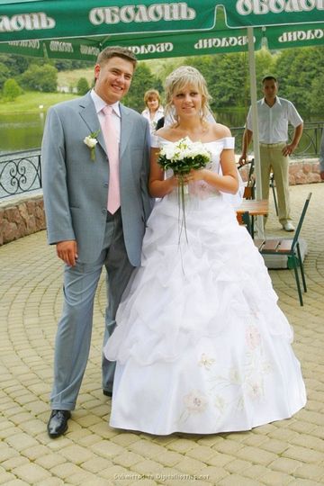 Украинская невеста в рваных чулочках стащила платье перед мужем
